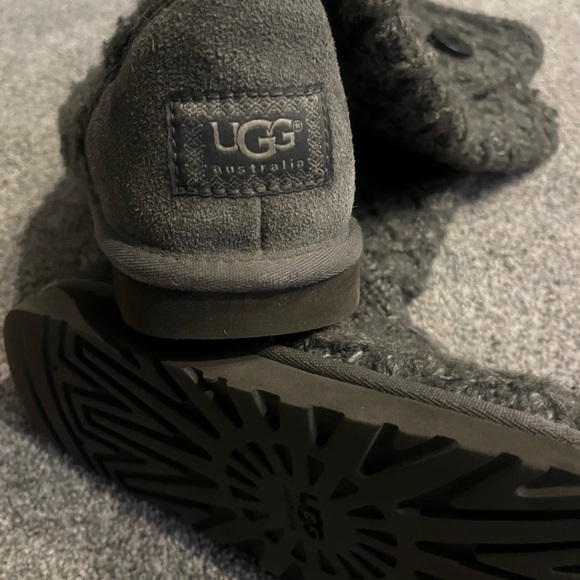 UGG Classic Cardy tall Charcoal Knit Boots with Button Accent size 9 like new - Picture 4 of 8